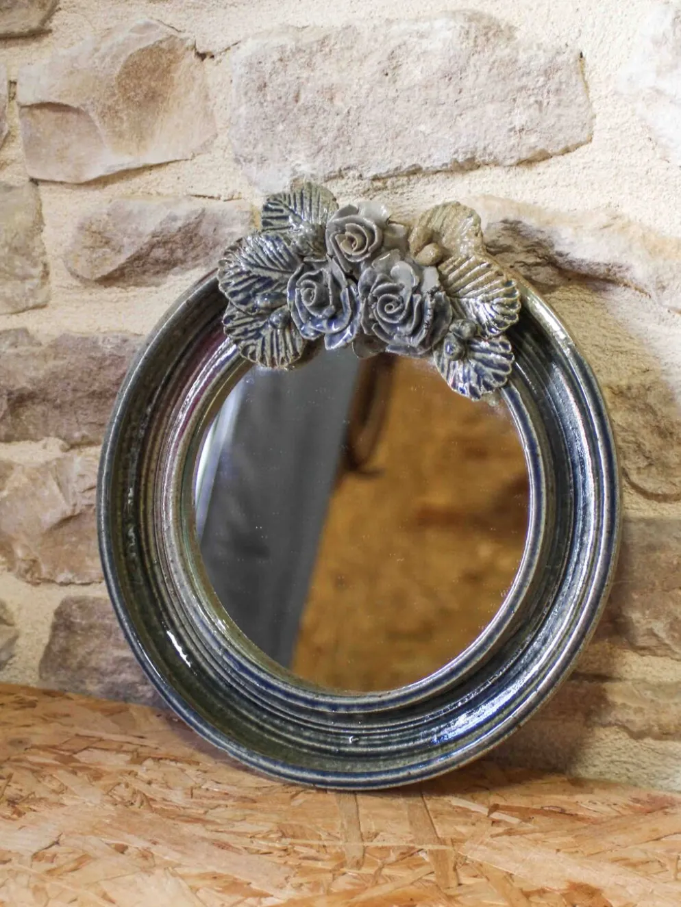 Miroir rond en céramique à décor de fleurs par Catido