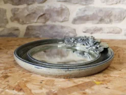 Miroir rond en céramique à décor de fleurs par Catido