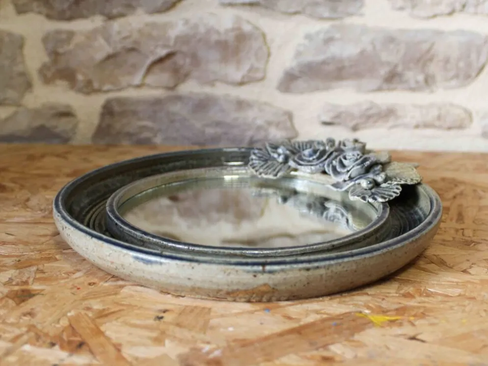 Miroir rond en céramique à décor de fleurs par Catido