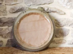 Miroir rond en céramique à décor de fleurs par Catido