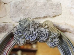 Miroir rond en céramique à décor de fleurs par Catido