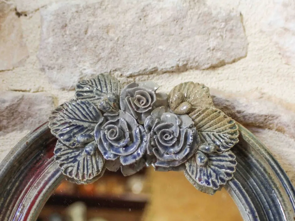Miroir rond en céramique à décor de fleurs par Catido