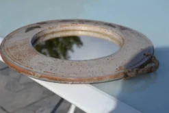 Miroir rond en céramique signé