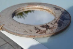 Miroir rond en céramique signé