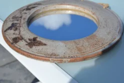 Miroir rond en céramique signé