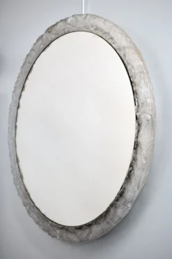 Miroir rond en résine lucite 1960, par ED, 60 cm