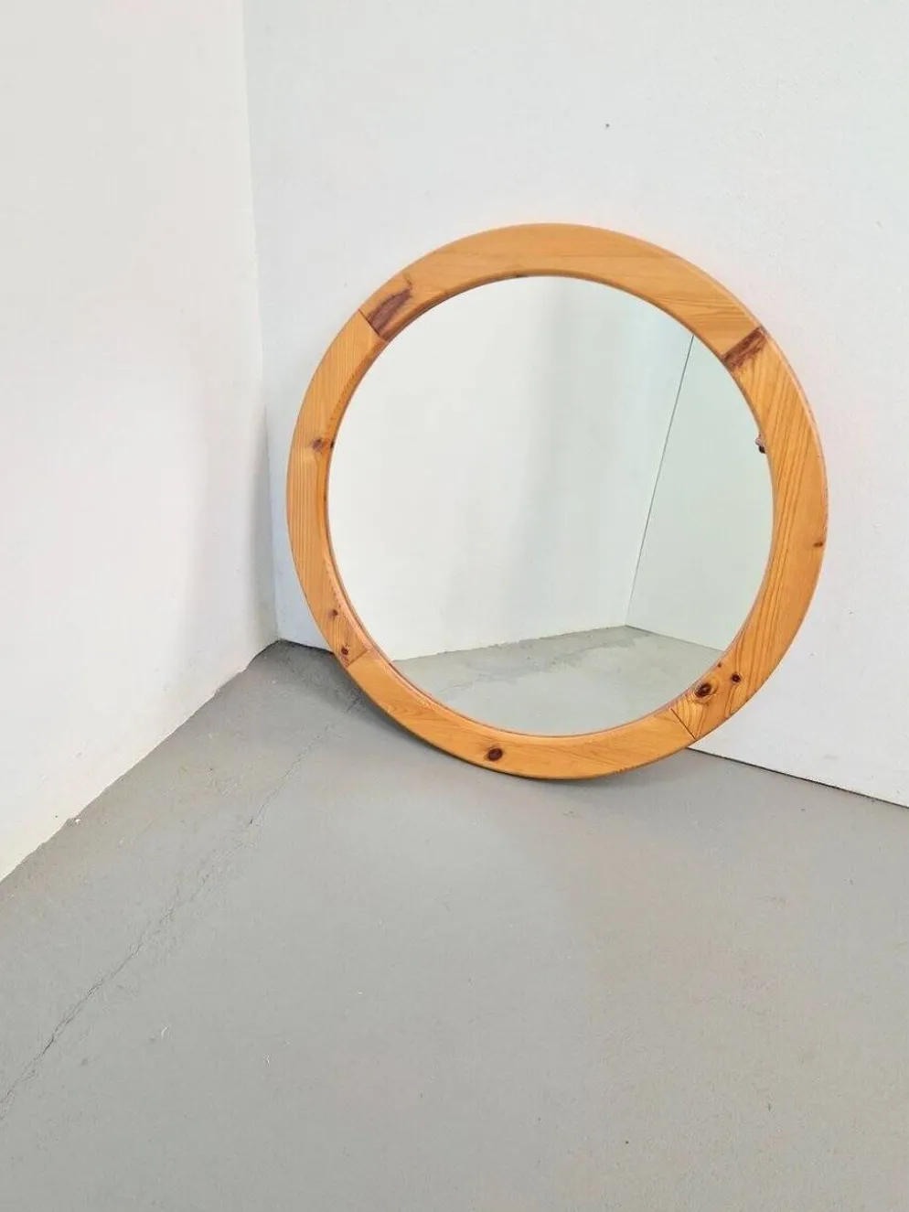 Miroir rond scandinave en pin, années 1970