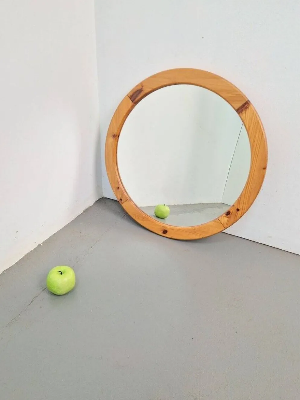 Miroir rond scandinave en pin, années 1970