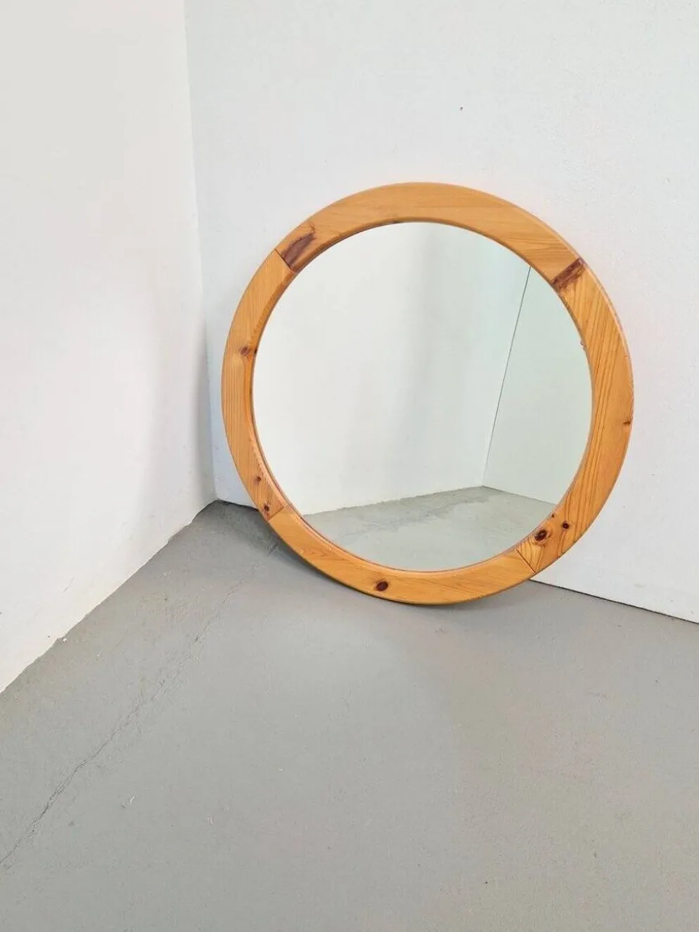 Miroir rond scandinave en pin, années 1970
