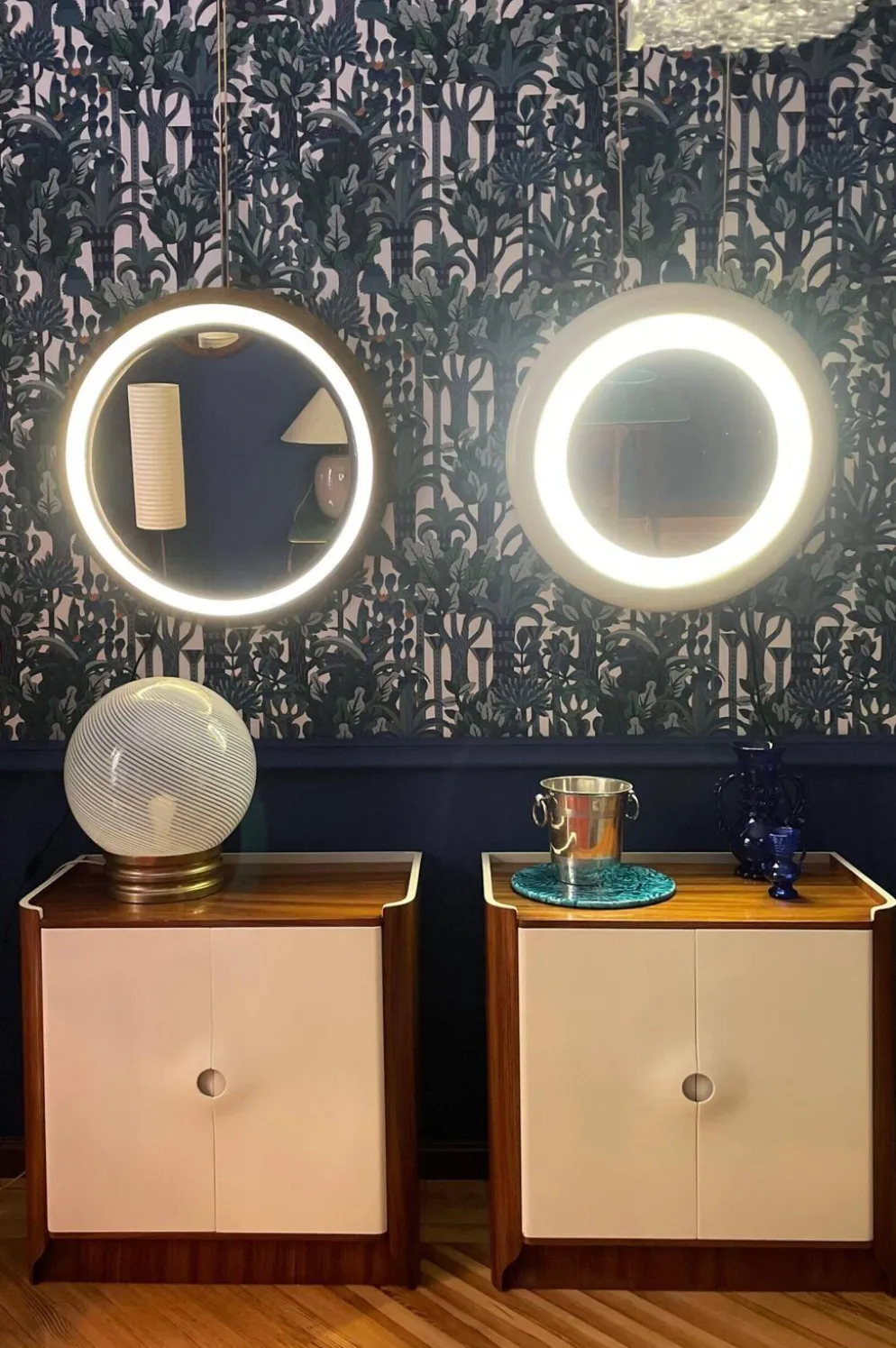 Miroir rétroéclairé conçu par Gio Ponti en bois et laque. Italie, années 1970.