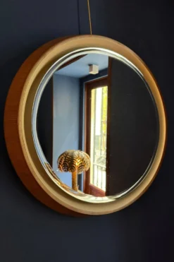 Miroir rétroéclairé conçu par Gio Ponti en bois et laque. Italie, années 1970.