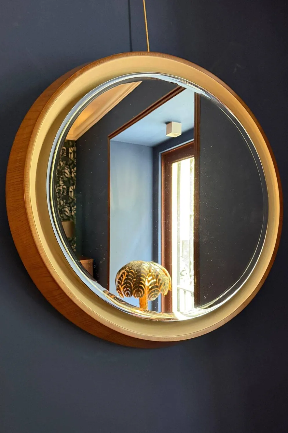 Miroir rétroéclairé conçu par Gio Ponti en bois et laque. Italie, années 1970.