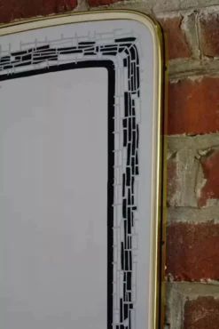 Miroir rétroviseur et sérigraphié au contour doré et liseré noir