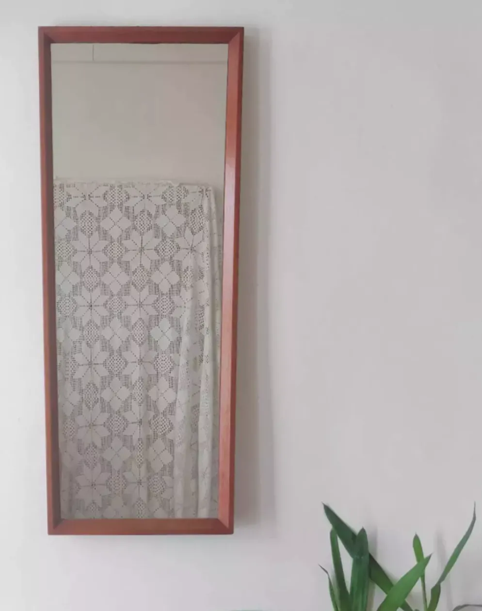Miroir scandinave en teck , forme trapézoïdale