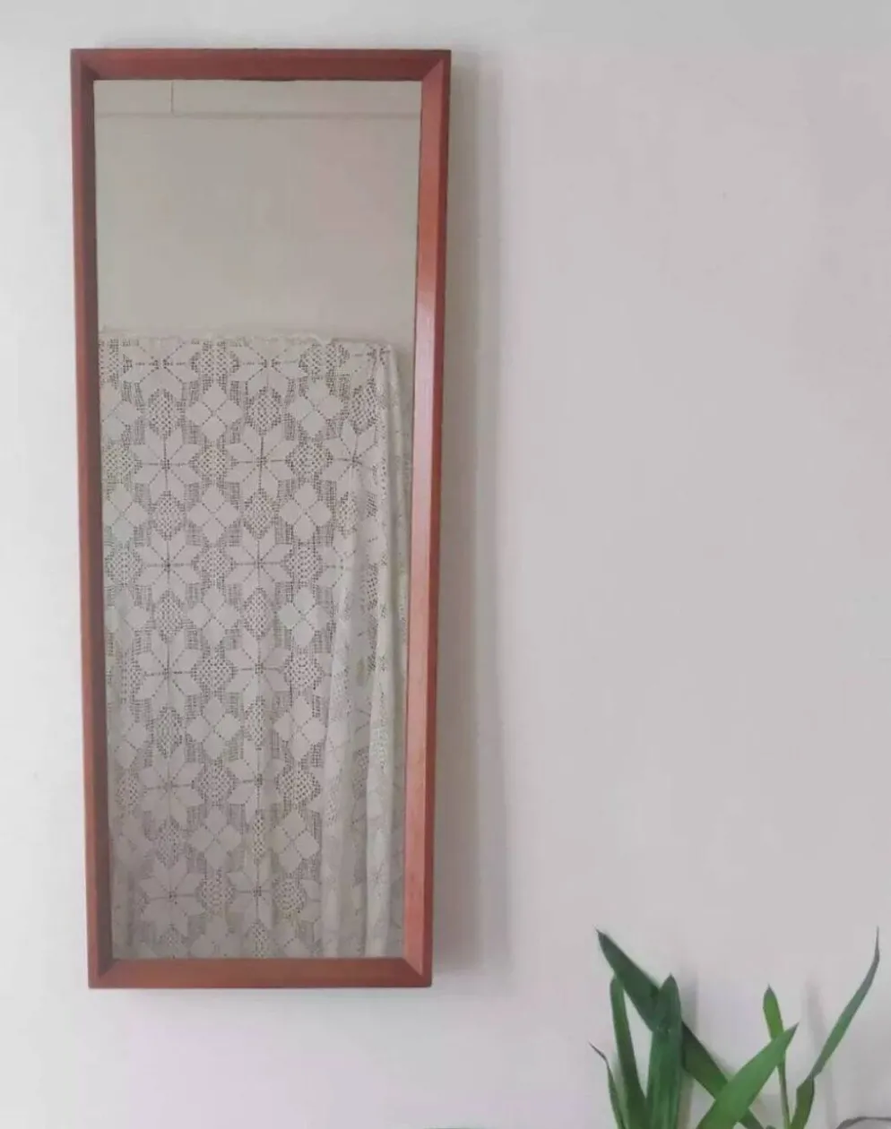 Miroir scandinave en teck , forme trapézoïdale