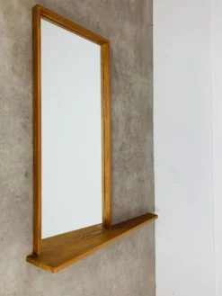 Miroir scandinave à tablette asymétrique en bois, années 60