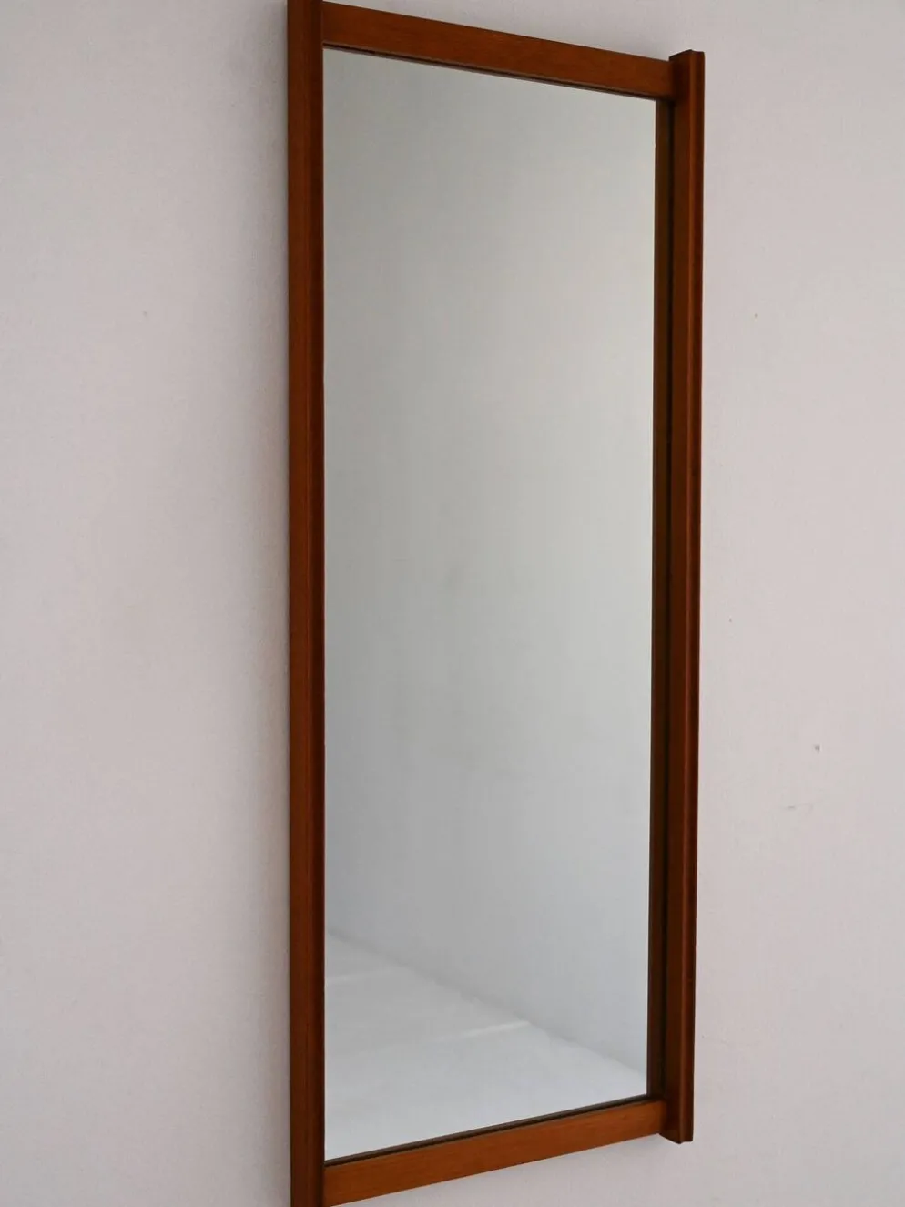 Miroir scandinave vintage en teck avec cadre rainuré