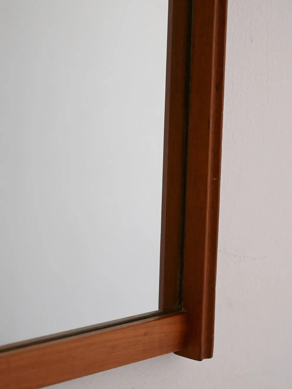 Miroir scandinave vintage en teck avec cadre rainuré