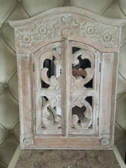 Miroir sculpté bois blanc 1990 décoratif sculpté à volets ouvrants sur un miroir carré