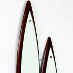Miroir sculptural à double paroi en bois et laiton, Italie années 1960
