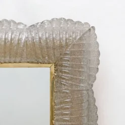 Miroir sculptural rétro moderne italien rétroéclairé en verre de Murano et laiton