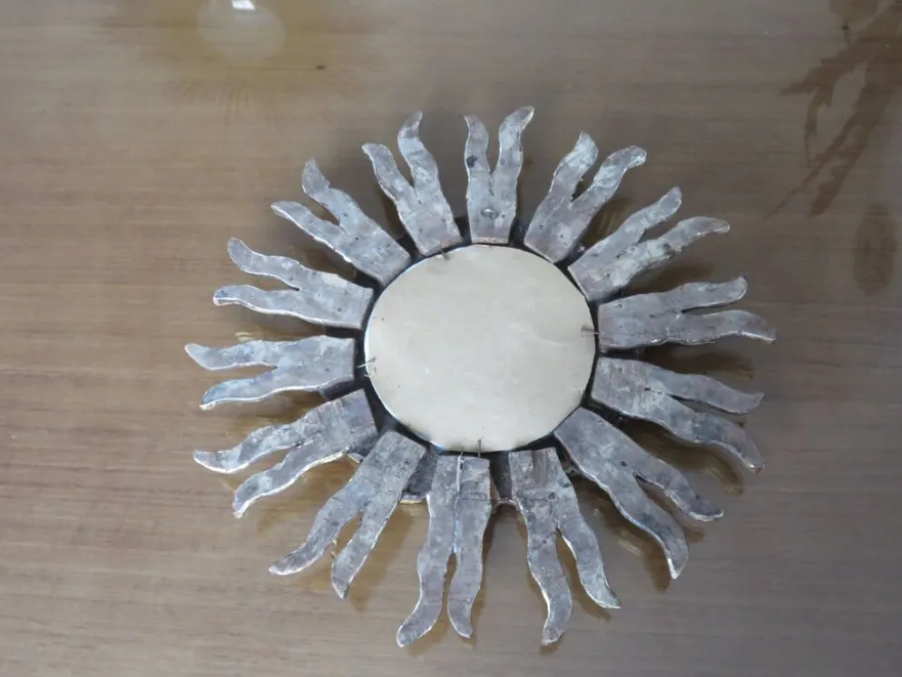 Miroir soleil en bois doré avec incrustations début XXème