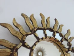 Miroir soleil en bois doré avec incrustations début XXème