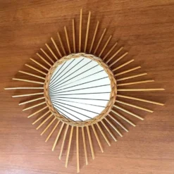 Miroir soleil losange en rotin – France, années 60