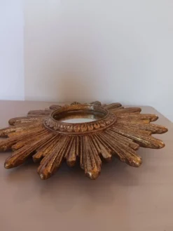 Miroir soleil vintage , en bois doré .