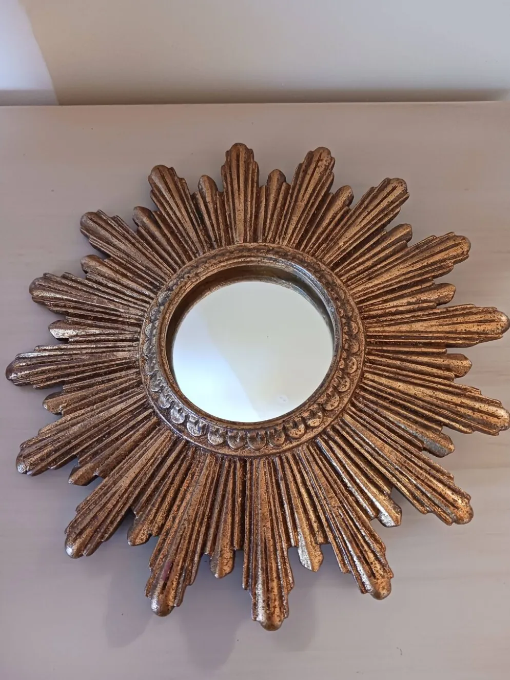 Miroir soleil vintage , en bois doré .