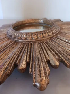 Miroir soleil vintage , en bois doré .