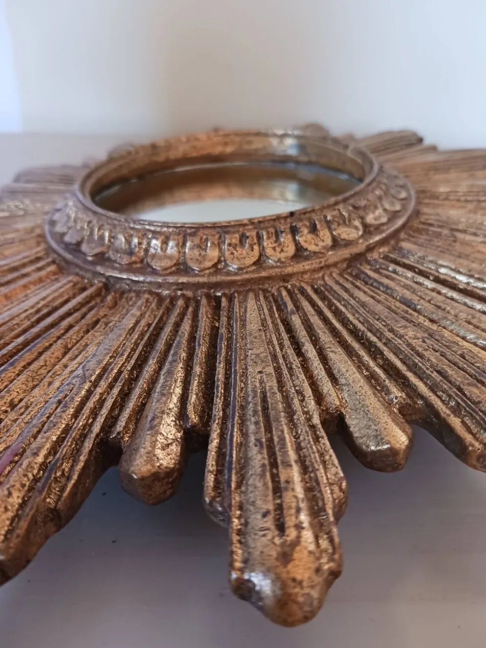 Miroir soleil vintage , en bois doré .