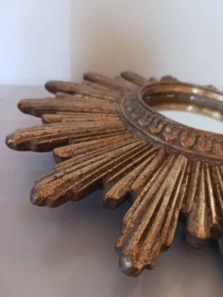 Miroir soleil vintage , en bois doré .