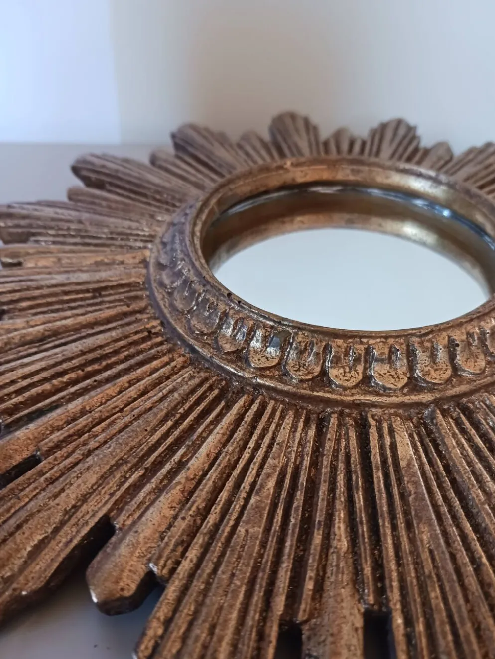 Miroir soleil vintage , en bois doré .