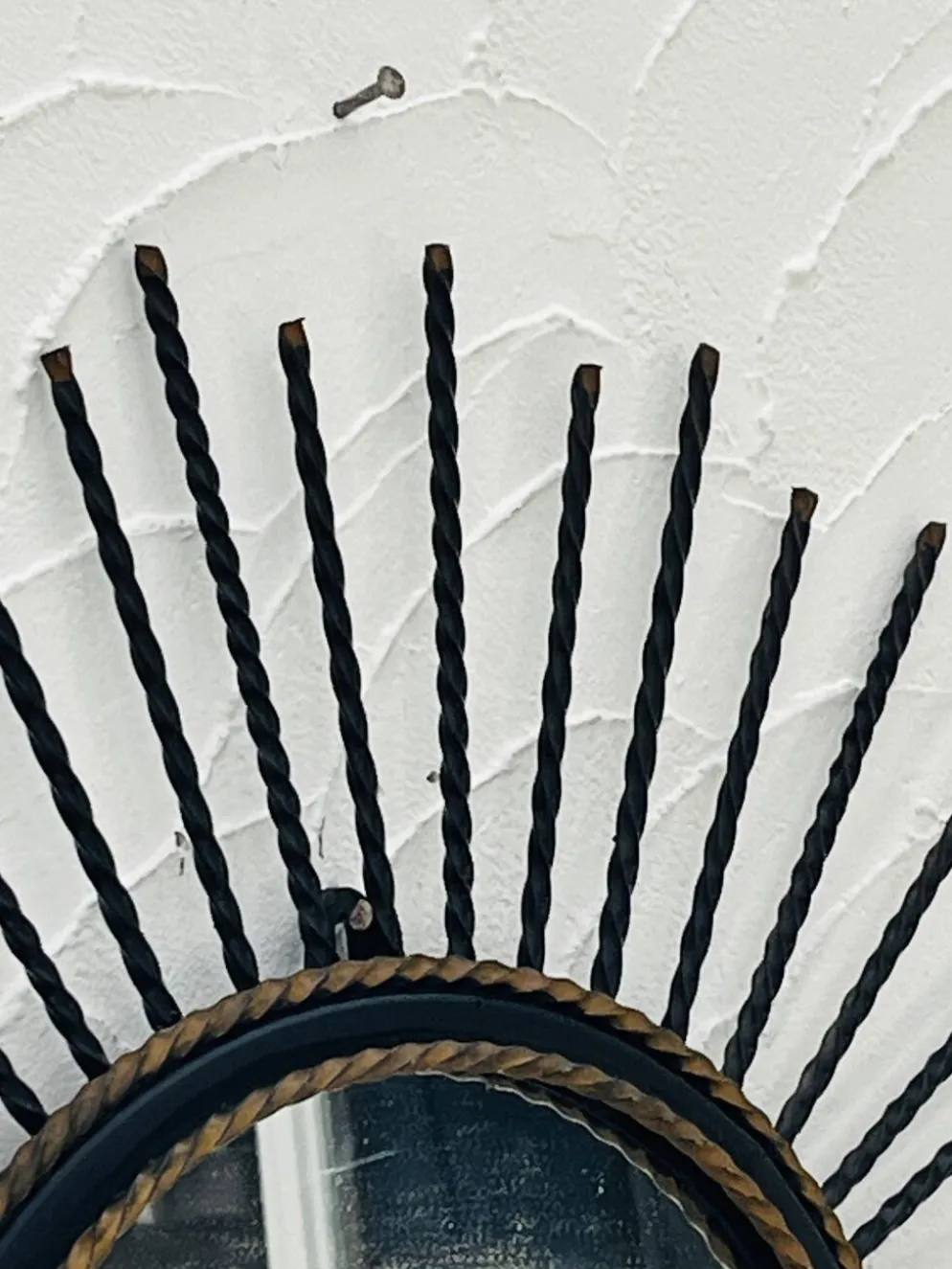 Miroir soleil vintage en métal noir et doré années 60