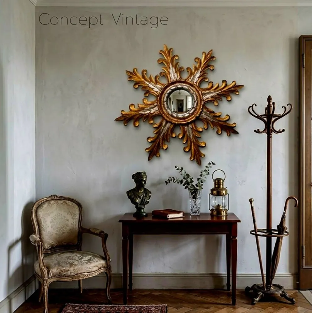 Miroir sorcière "Soleil" en bois doré à décor de feuilles d'acanthe