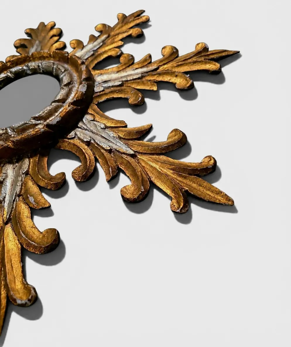 Miroir sorcière "Soleil" en bois doré à décor de feuilles d'acanthe