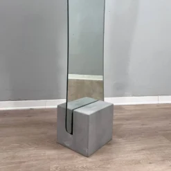 Miroir sur pied postmoderne 