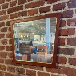 Miroir trapézoïdal en teck, Danemark 1960