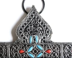 Miroir triangulaire en métal argenté et perles, années 80
