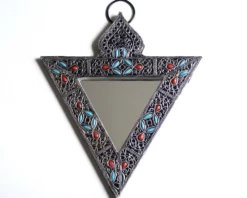 Miroir triangulaire en métal argenté et perles, années 80