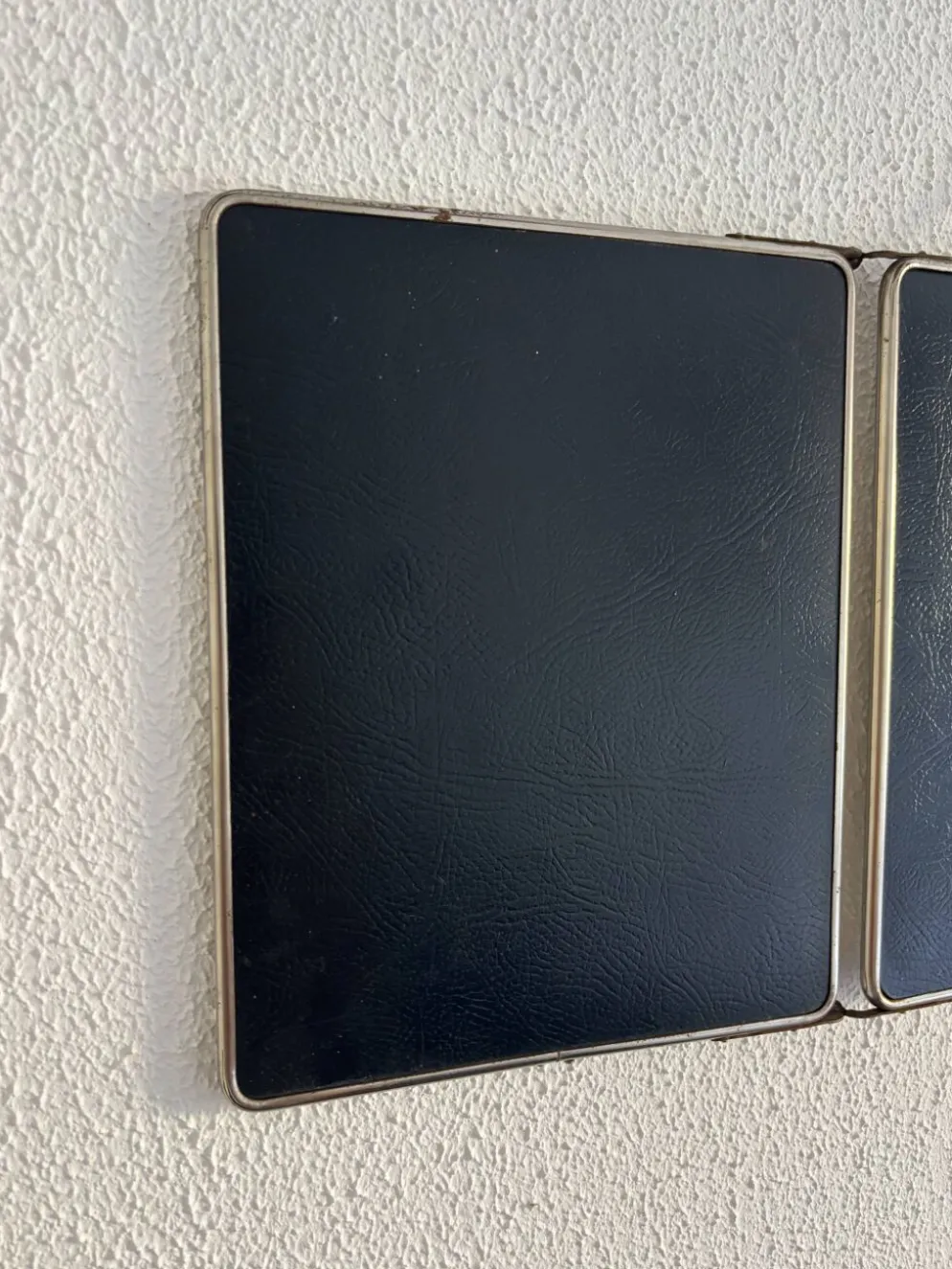 Miroir triptyque de barbier en simili cuir bleu, 1950