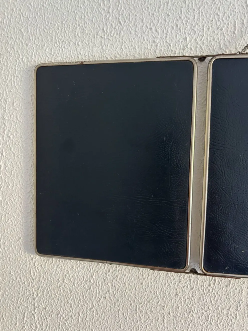 Miroir triptyque de barbier en simili cuir bleu, 1950