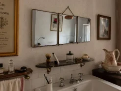 Miroir triptyque de barbier en simili cuir bleu, 1950