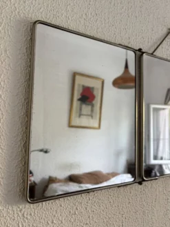 Miroir triptyque de barbier en simili cuir bleu, 1950