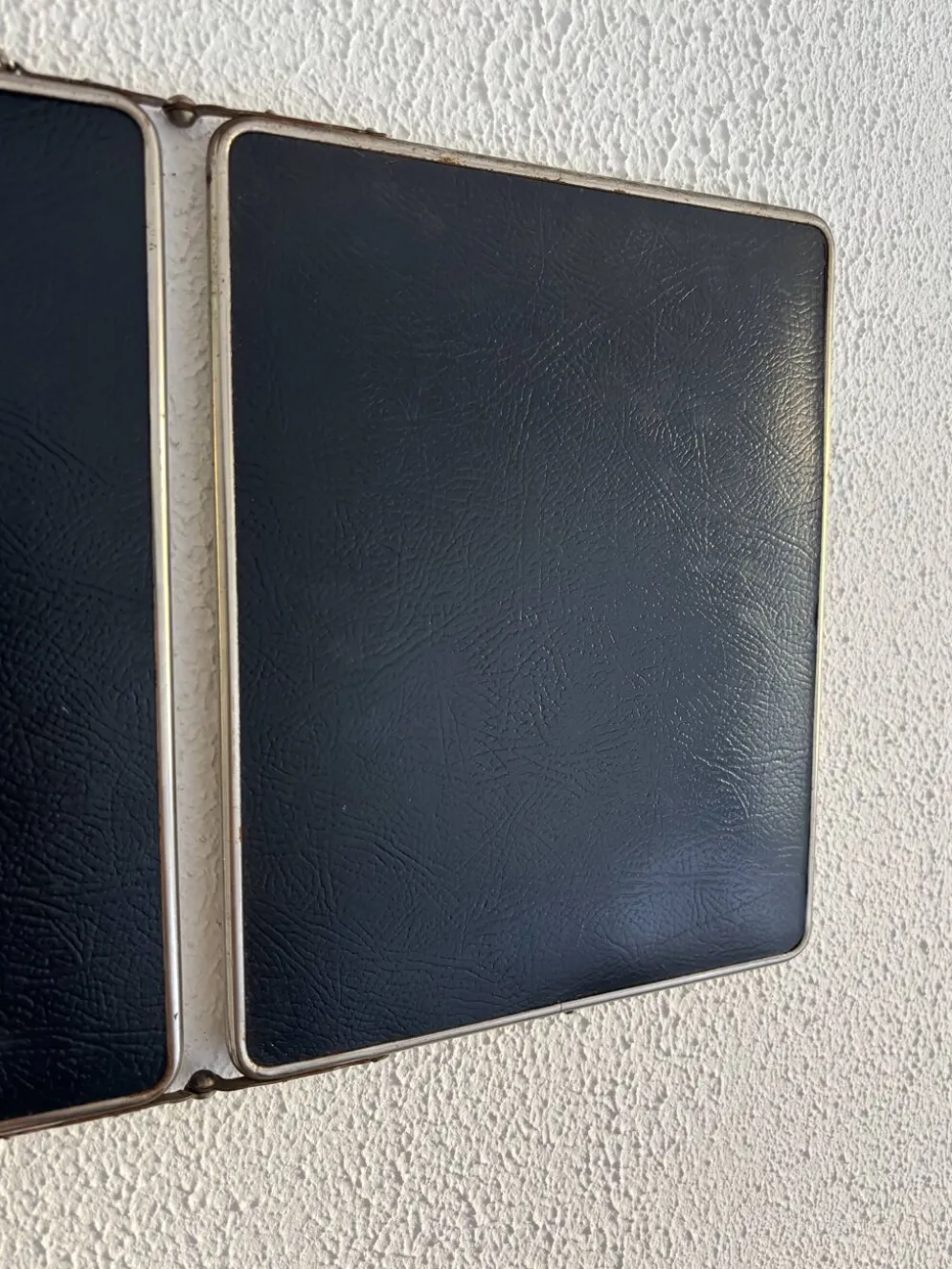 Miroir triptyque de barbier en simili cuir bleu, 1950