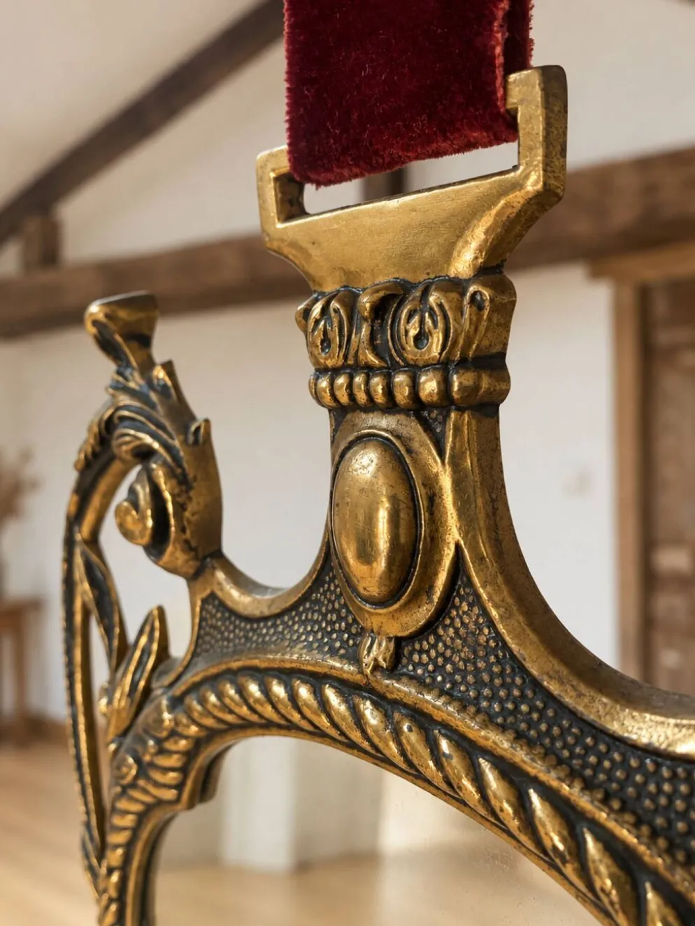 Miroir vintage en métal doré et velours bordeaux
