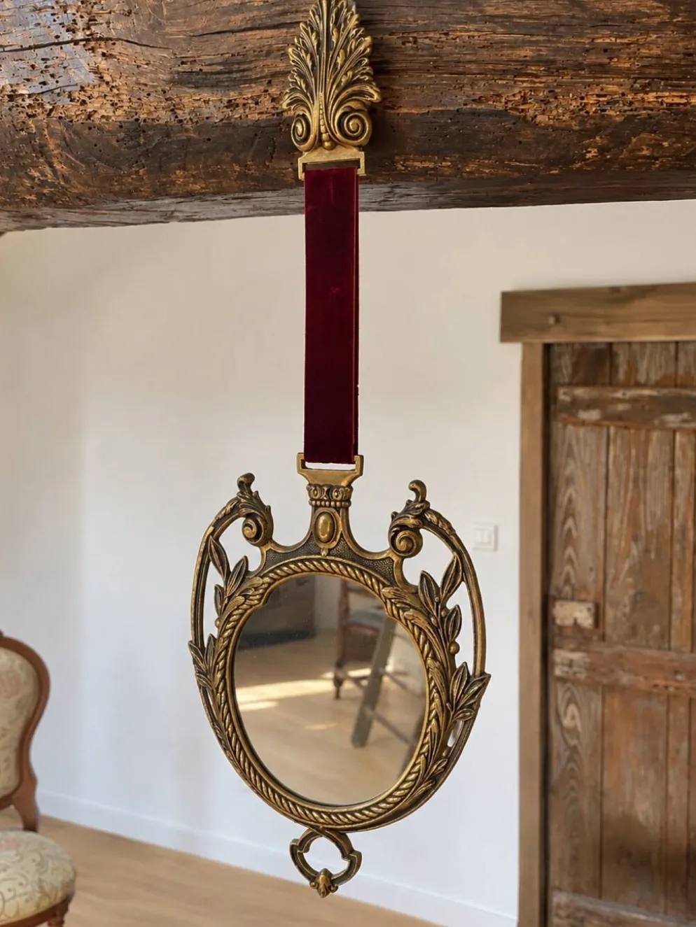 Miroir vintage en métal doré et velours bordeaux