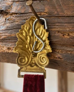 Miroir vintage en métal doré et velours bordeaux