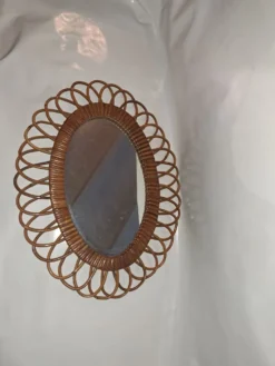 Miroir vintage en rotin. Année 1970.